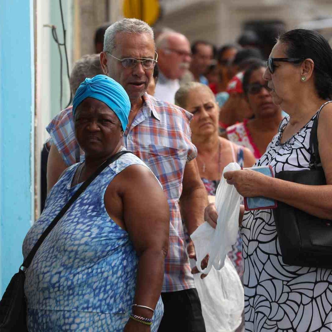 Varias personas esperan su turno para comprar pan en Cuba