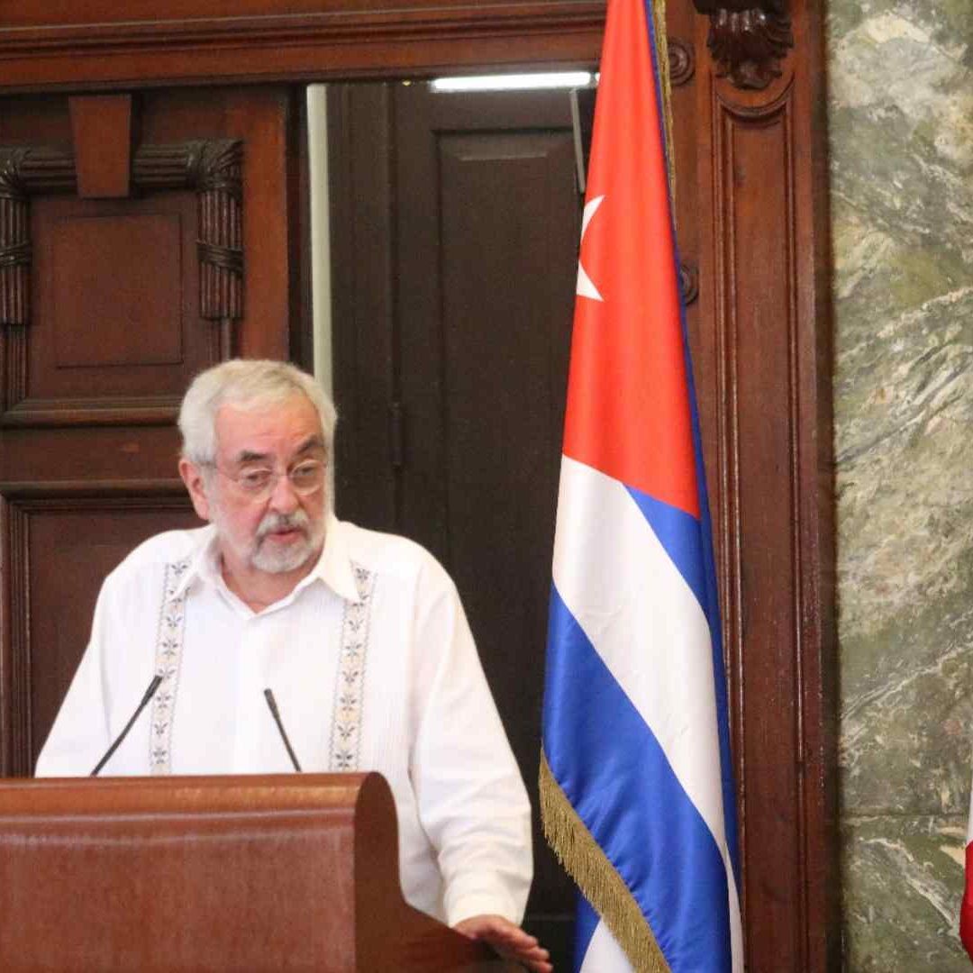 Enrique Graue, rector de la UNAM, en nueva sede en La Habana