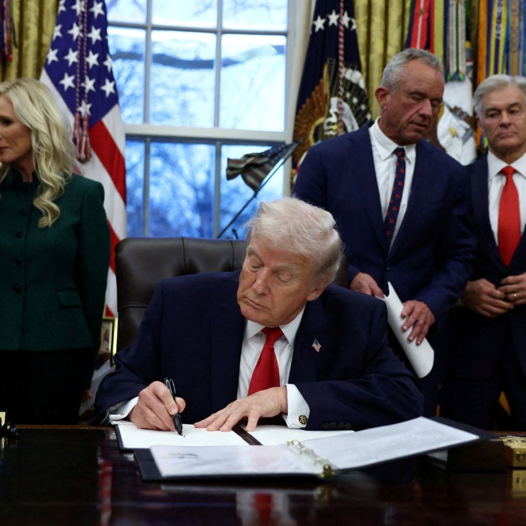 El presidente de los Estados Unidos, Donald Trump, firmó varias órdenes ejecutivas en la Oficina Oval de la Casa Blanca en Washington.