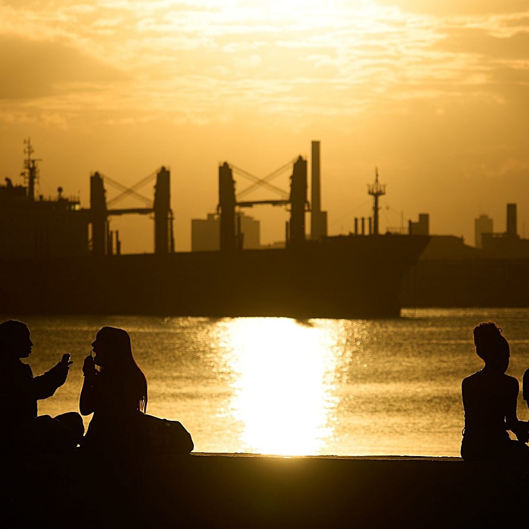 Personas sentadas en el malecón de Regla, Cuba, frente a la bahía de La Habana, el 4 de febrero de 2026. Foto: AP
