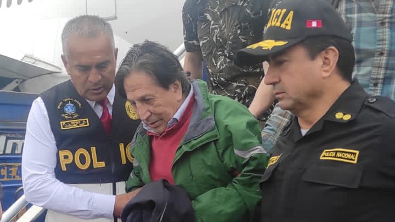 El expresidente de Perú Alejandro Toledo llega al aeropuerto de Lima extraditado por Estados Unidos