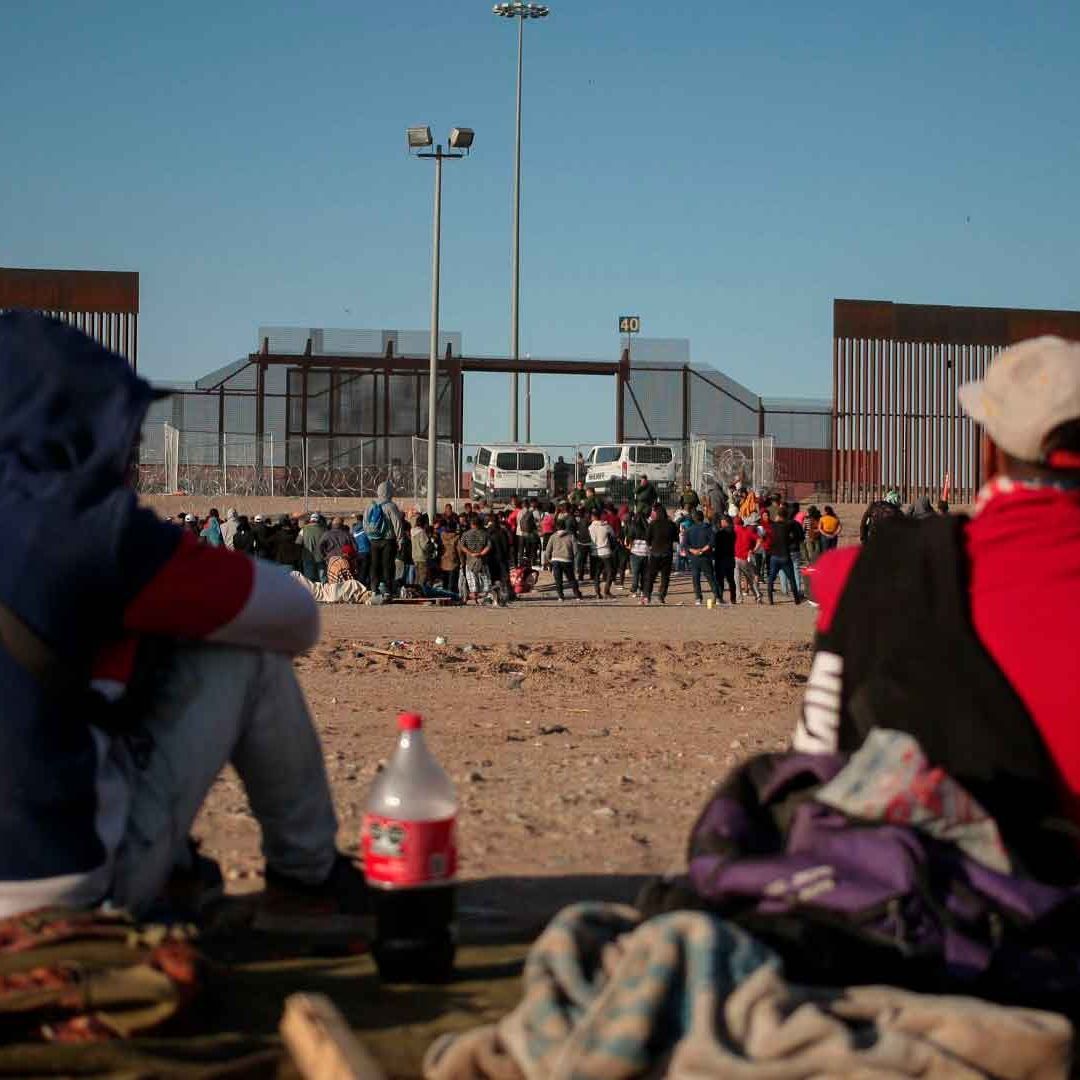 Aumento de Migrantes a EUA Ayudaría a Frenar la Inflación: Informe