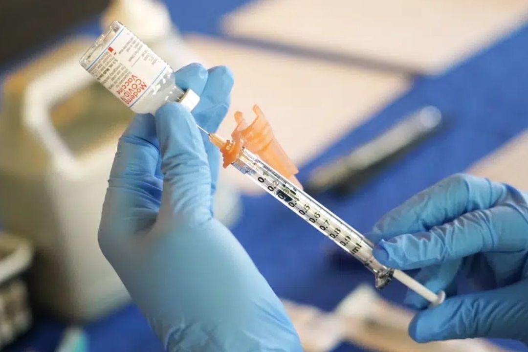 Una enfermera prepara una jeringa de una vacuna contra COVID-19 en una estación de inoculación en Jackson, Mississippi