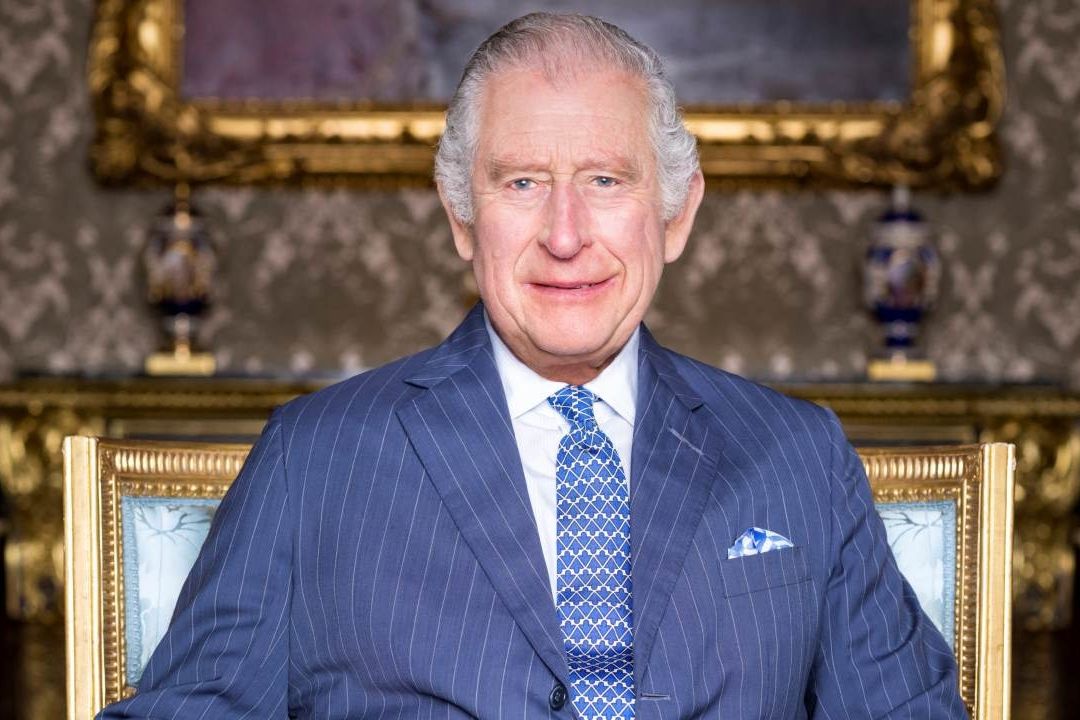 El rey Carlos III utiliza varias marcas creadas por diseñadores de lujo