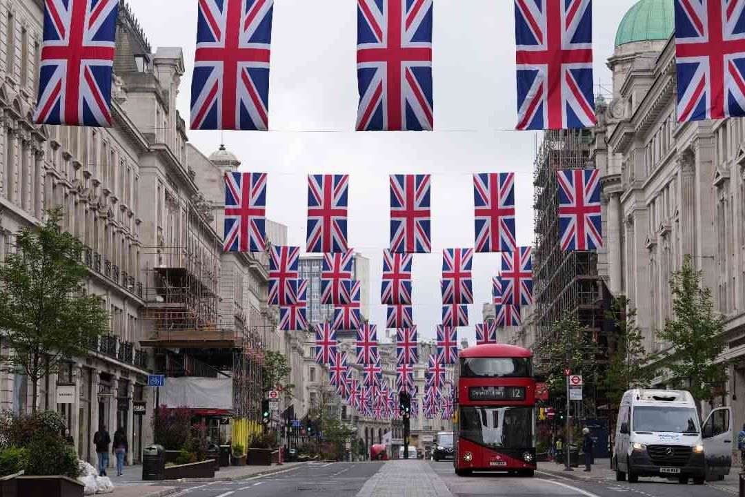 Calles de Londres decoradas con motivos de la Corona Real