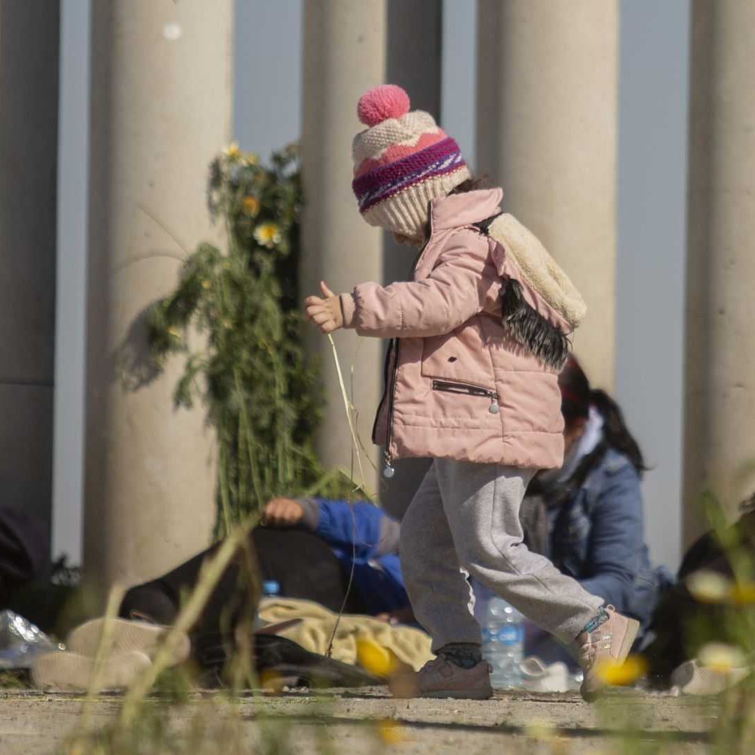 Niños migrantes en el muro fronterizo