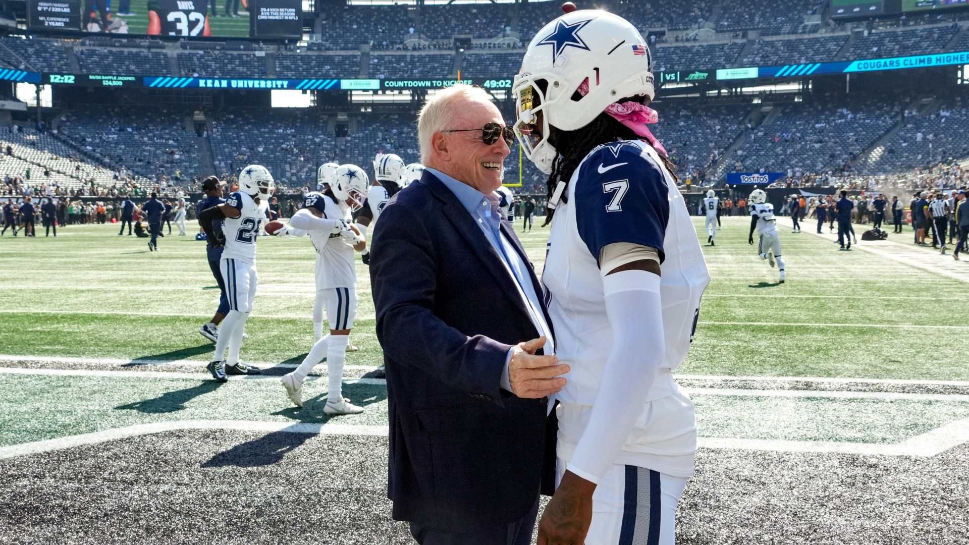 Jerry Jones, el propietario de los Dallas Cowboys, se mostró muy efusivo luego del triunfo de su equipo ante los New York Jets.