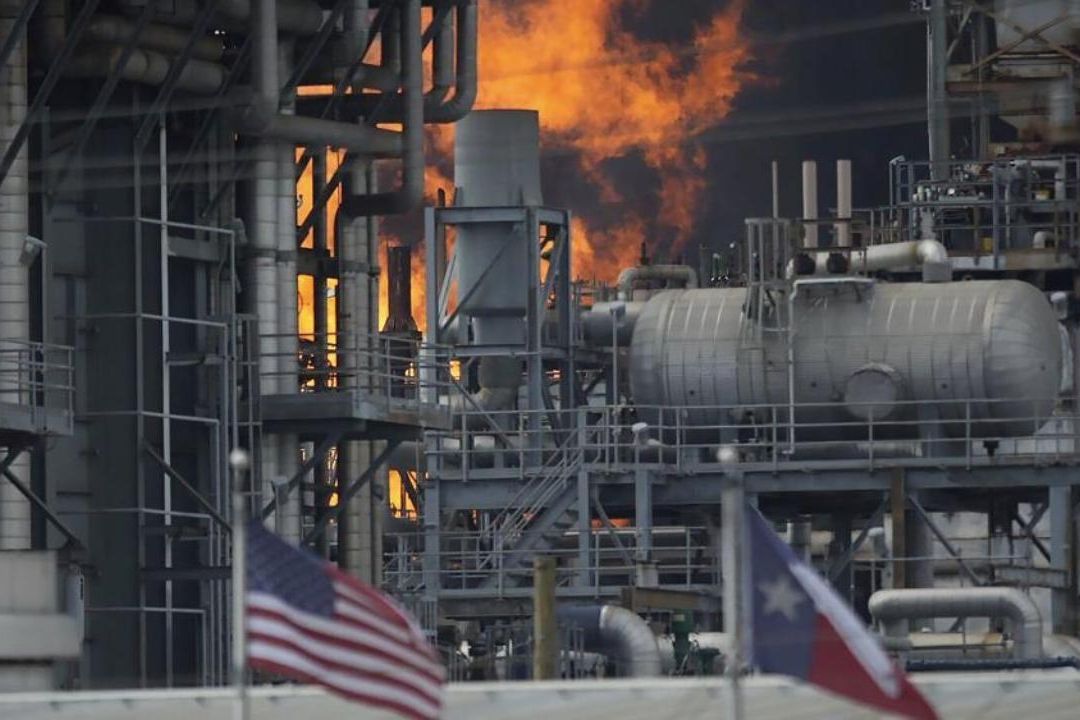 Un incendio en la planta de Shell en Deer Park, viernes 5 de mayo de 2023