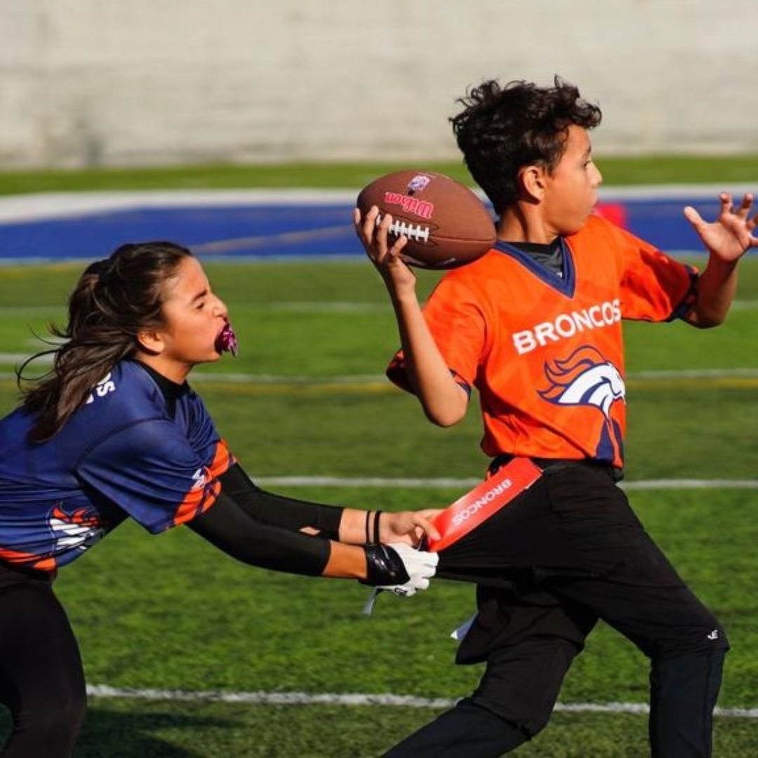 El flag football es una modalidad reducida del futbol americano, pero sin contacto, en la que para detener al rival hay que quitarle una de las cintas o banderas que trae a los costados de la cadera. Foto: NFL México