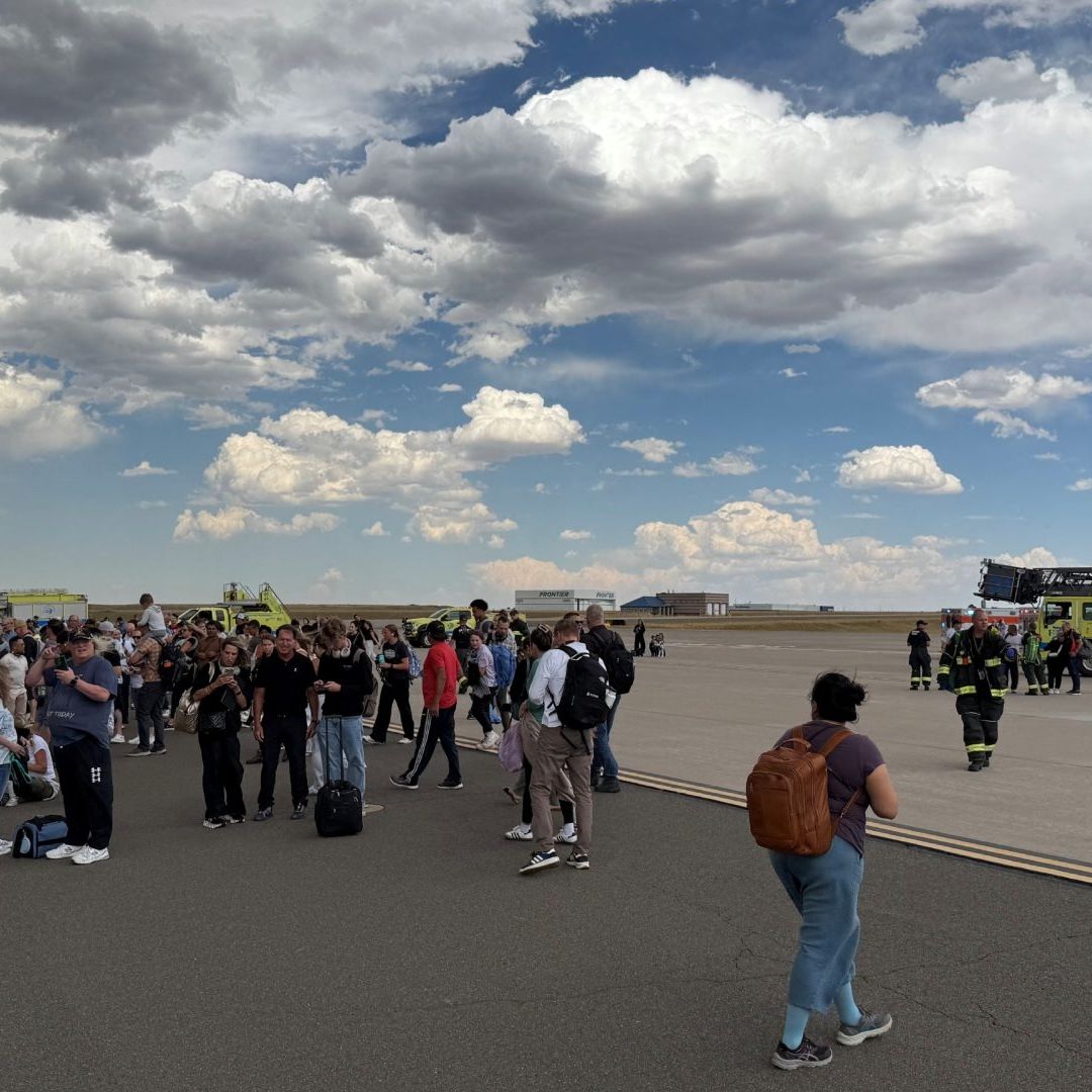 Pasajeros fueron evacuados tras falla en avión.