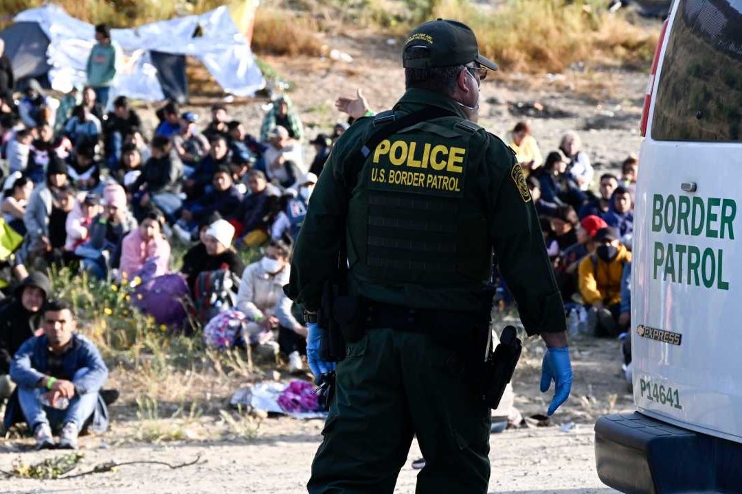 La Patrulla Fronteriza de Estados Unidos ha experimentado un descenso del 50% en el número de migrantes que cruzan la frontera