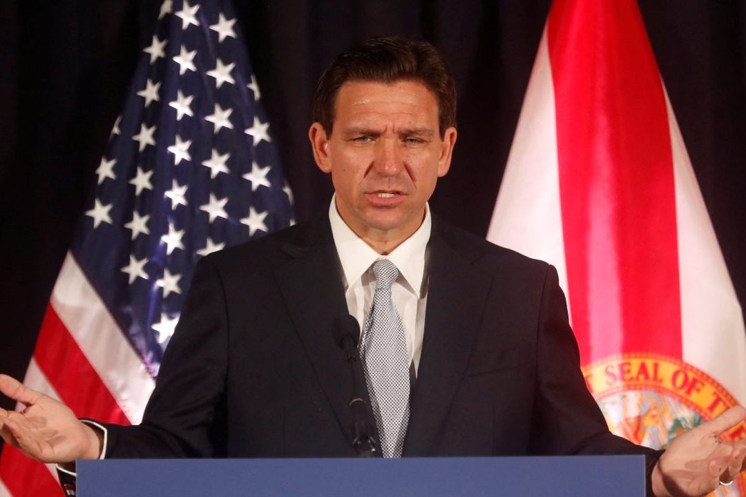 DeSantis fue apadrinado por Trump en 2018 para llegar a la gobernación de Florida y fue reelegido en 2022 por una amplia mayoría, lo que le convirtió en una figura ascendente en el Partido Republicano