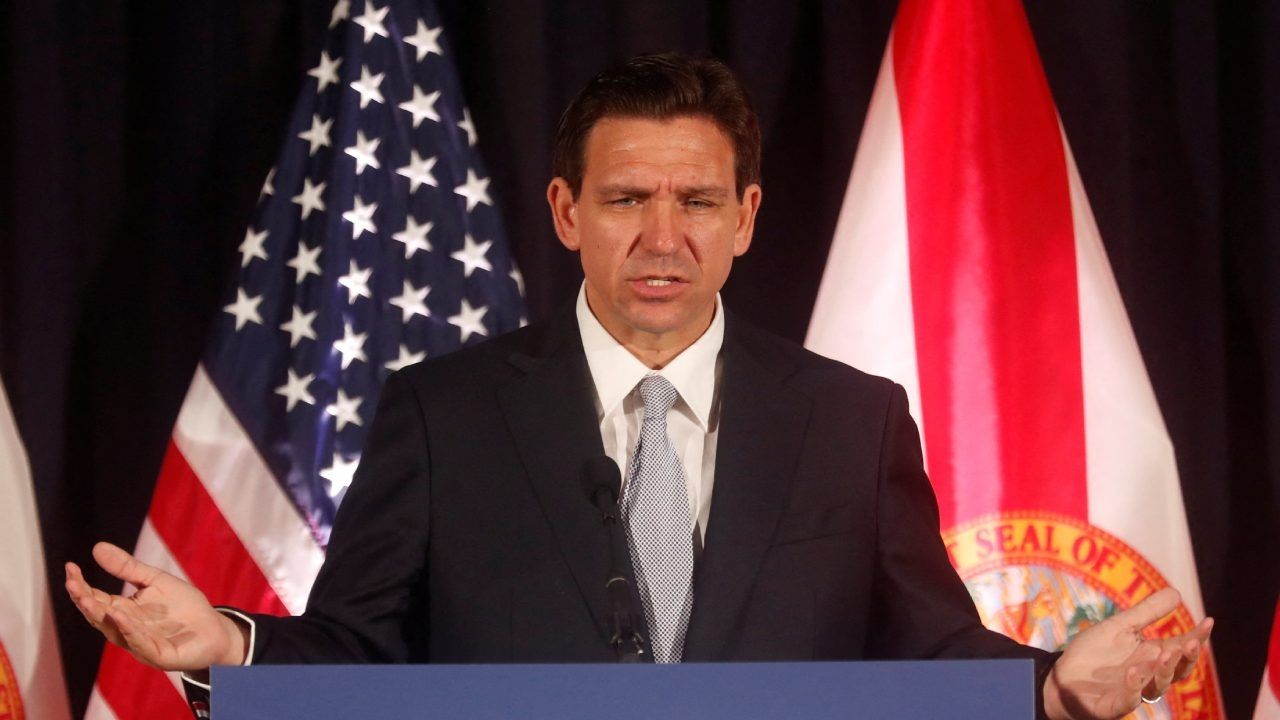 DeSantis fue apadrinado por Trump en 2018 para llegar a la gobernación de Florida y fue reelegido en 2022 por una amplia mayoría, lo que le convirtió en una figura ascendente en el Partido Republicano