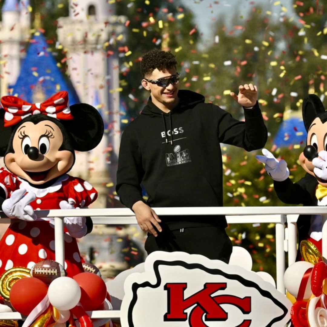 Mahomes estuvo acompañado de Minnie y Mickey. Foto: AP