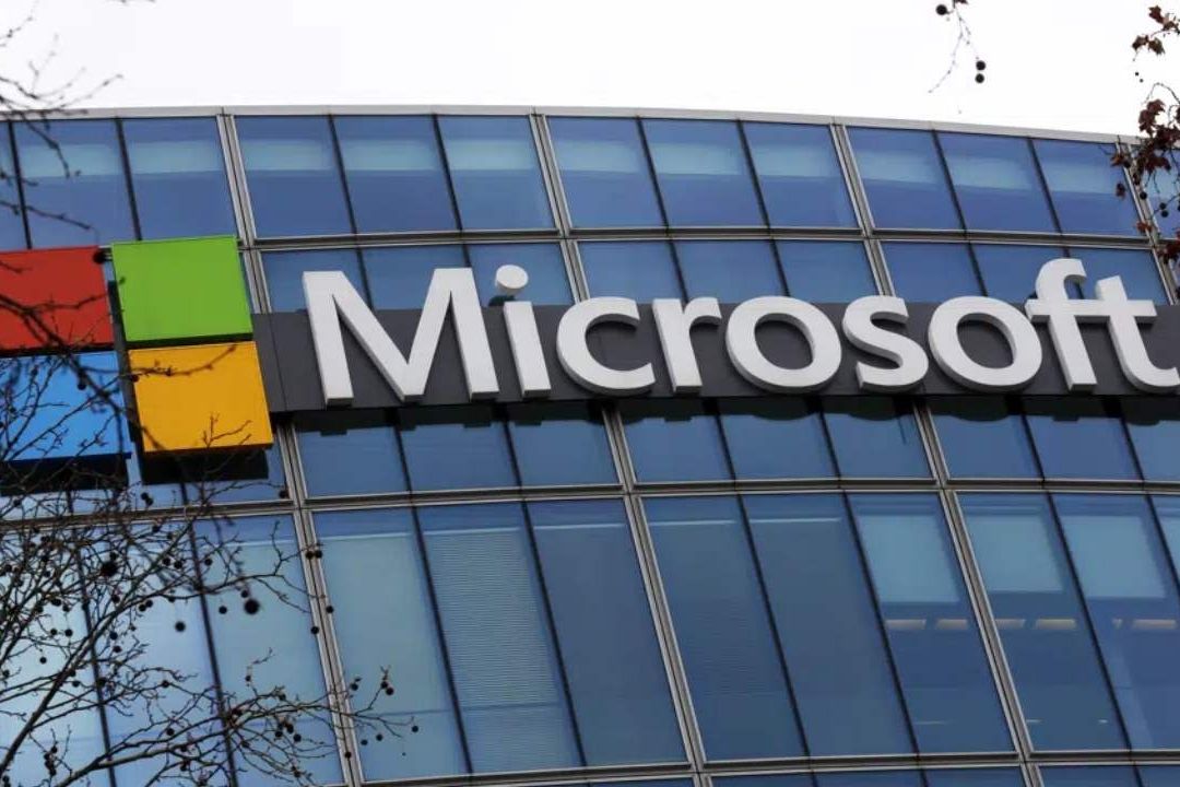 El logotipo de Microsoft se muestra afuera de una de sus sedes