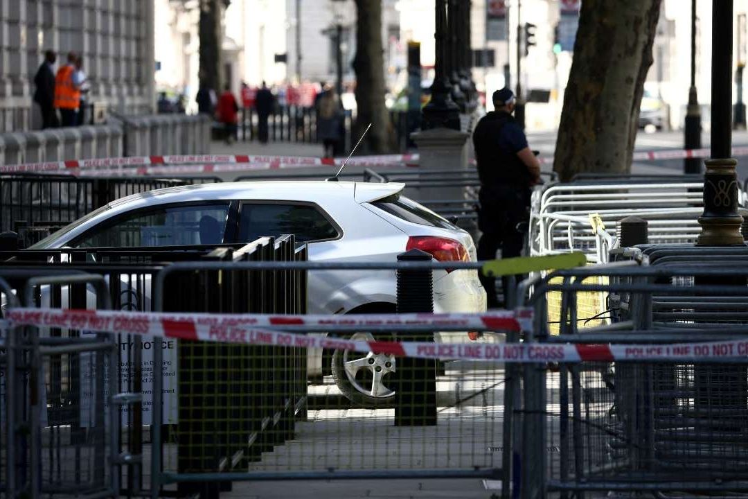 Chocan Auto Contra Rejas de Casa del Primer Ministro Británico en Downing Street