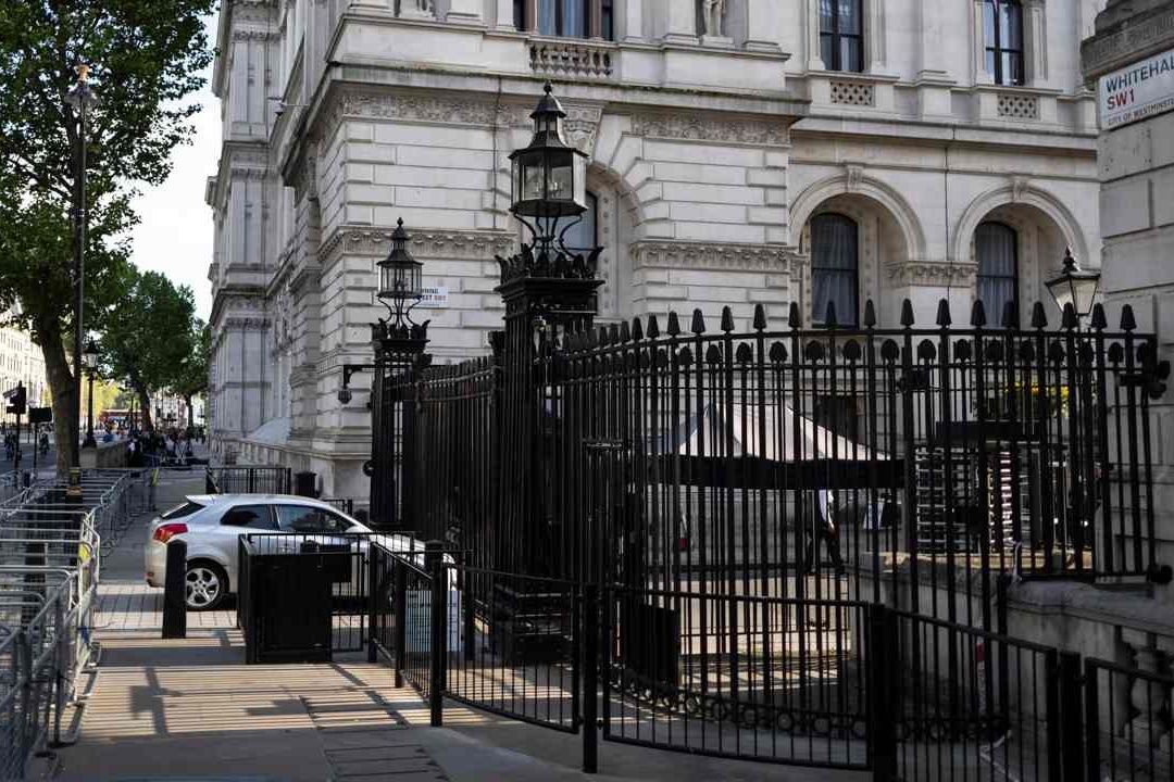 Ls rejas metálicas que cierran el acceso a la famosa calle donde se encuentran la residencia y las oficinas del primer ministro británico fueron instaladas en 1989
