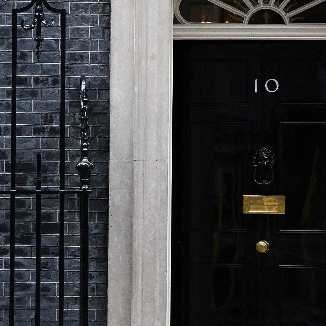 Puerta negra de la residencia oficial en Downing Street