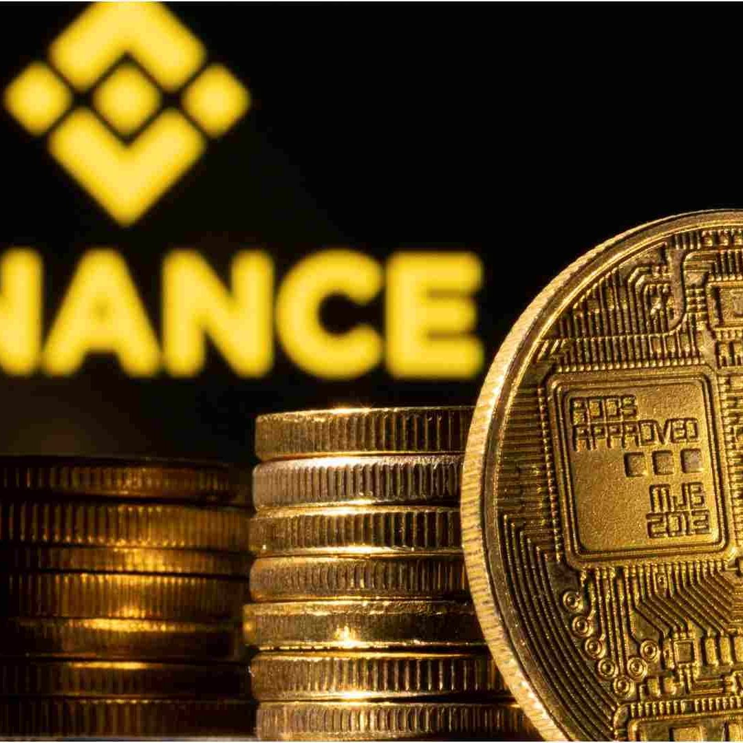 Criptomoneda se ve frente al logotipo de Binance.