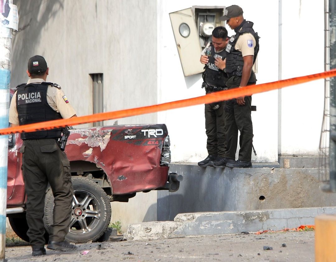 Oficiales de policía inspeccionan la escena luego de un ataque con explosivos contra un puesto de la Unidad de Policía Comunitaria (UPC) en Guamote, Guayaquil, Ecuador