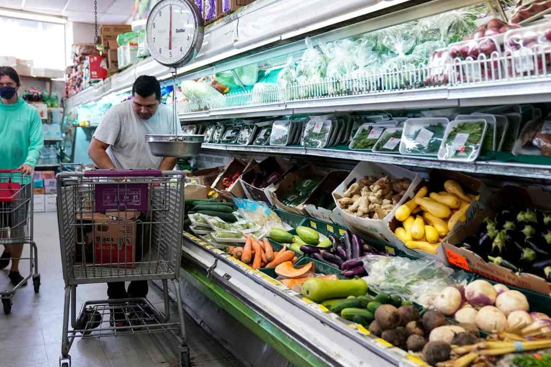 Inflación en EUA cae al 4%, su nivel más bajo desde marzo de 2021