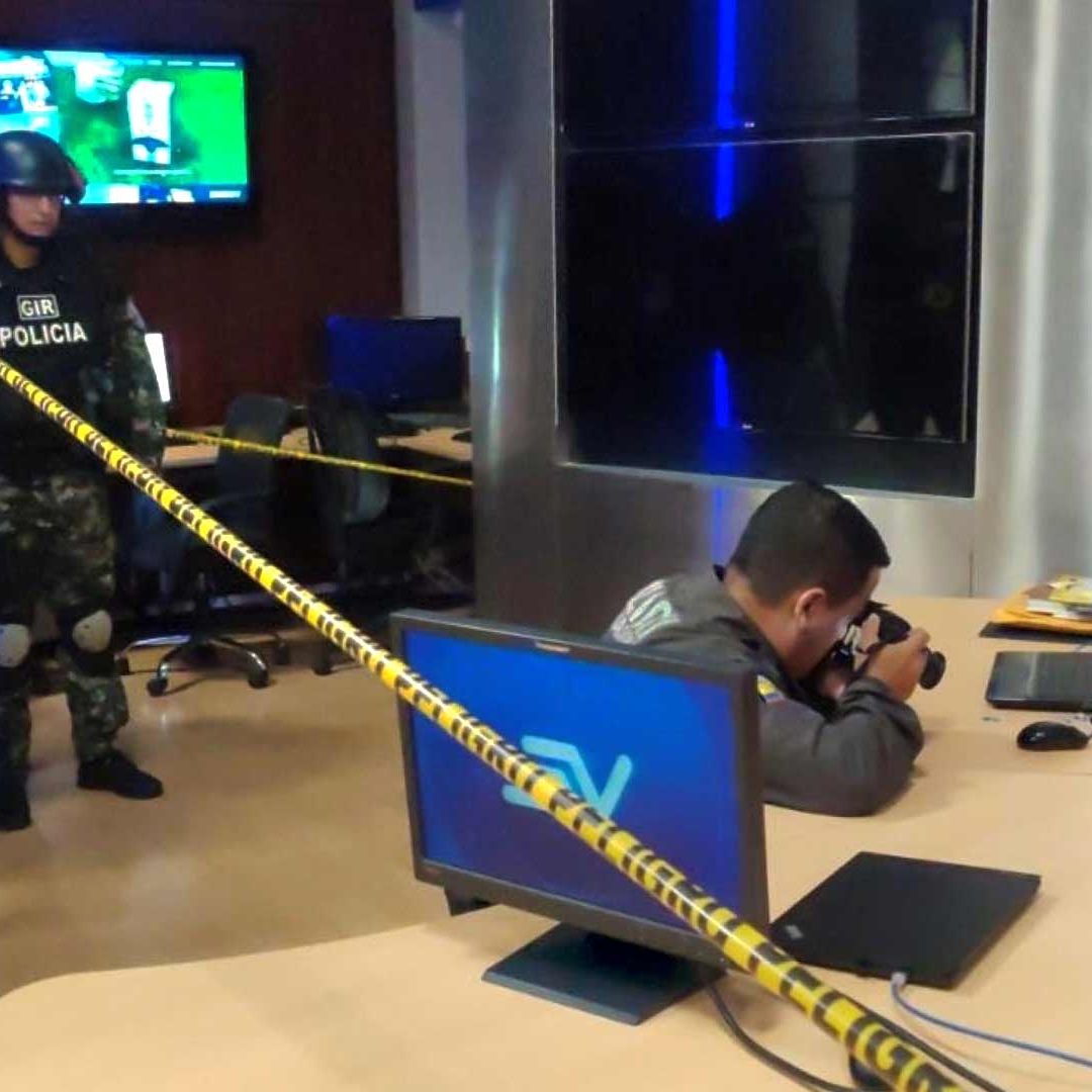Ecuador Investiga Explosivos Enviados a Periodistas de Televisión