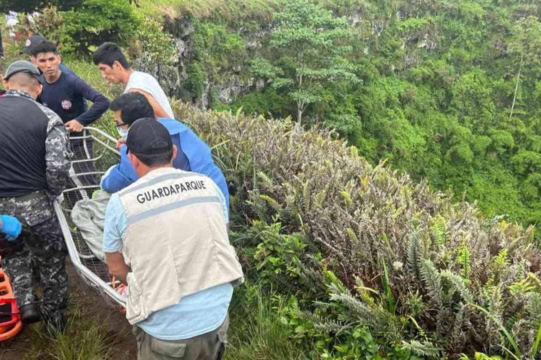 Niño que cayó en cráter en Galapagos recibe atención médica