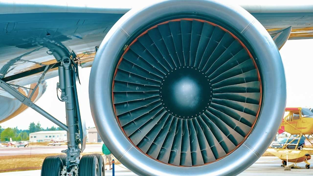 Trabajador es Succionado por Turbina de Avión en EUA