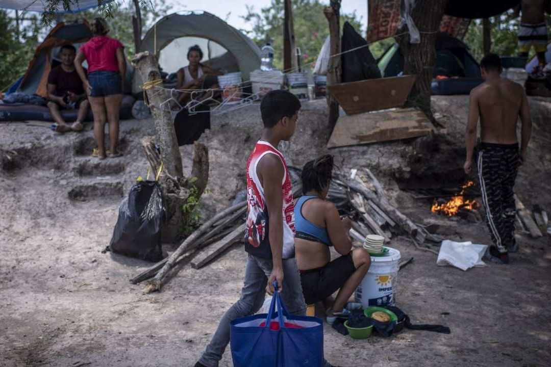 Los inmigrantes que esperan en México pueden solicitar la entrada en Estados Unidos a través de una aplicación para teléfonos inteligentes