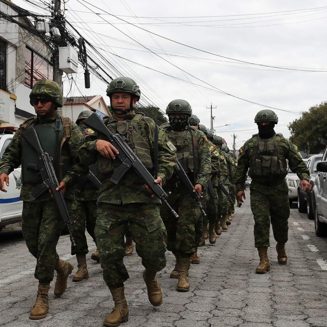 Soldados ecuatorianos se forman frente a la entrada de la cárcel del Inca tras un amotinamiento de presos, en Quito