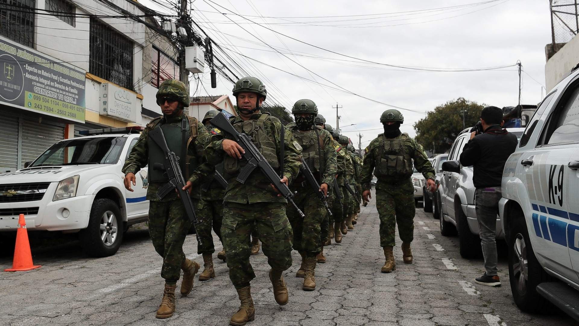 Soldados ecuatorianos se forman frente a la entrada de la cárcel del Inca tras un amotinamiento de presos, en Quito