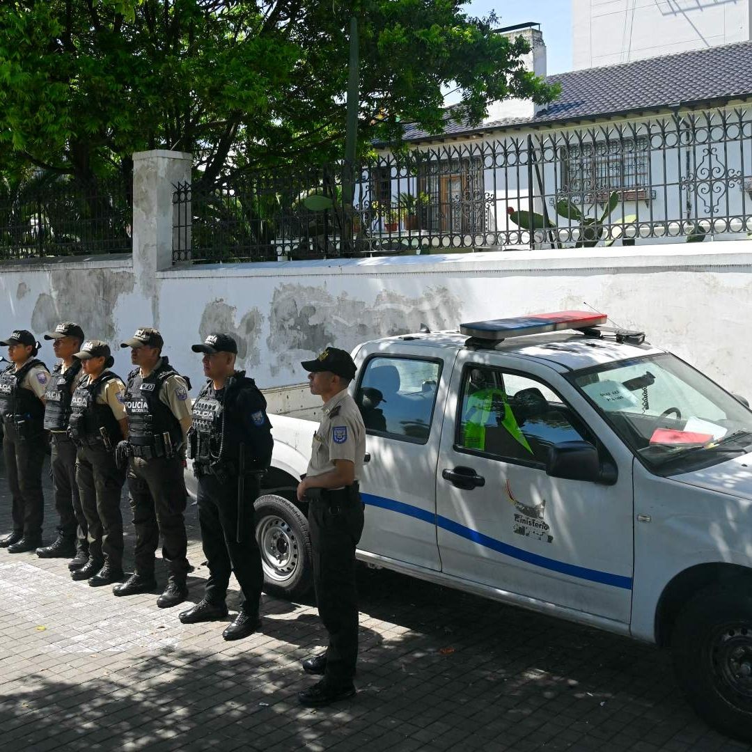 Policías custodian la embajada de México en Ecuador. Foto: AFP | Archivo
