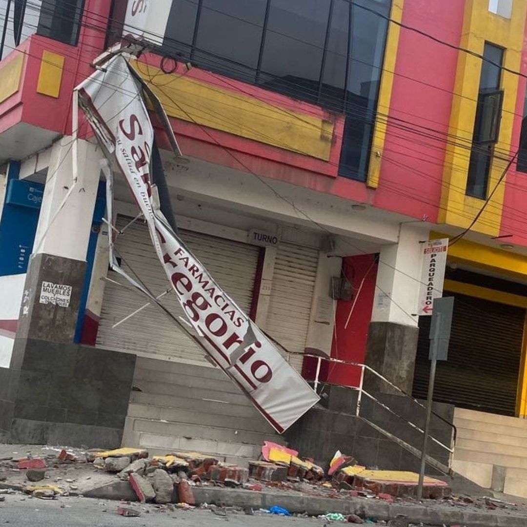 Edificio con daños por temblor en Ecuador