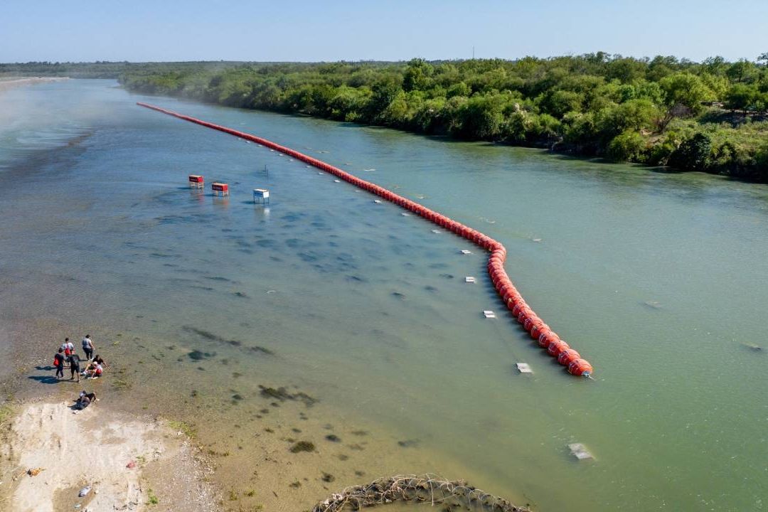 Boyas colocadas por Texas en el río Bravo.