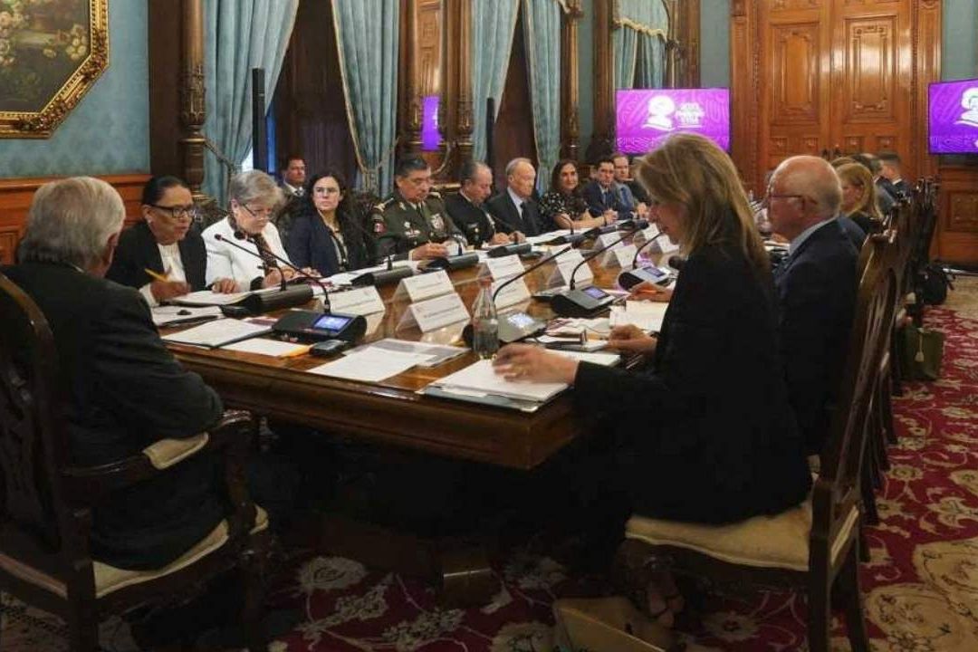 Estados Unidos se compromete a frenar el tráfico de armas hacia México