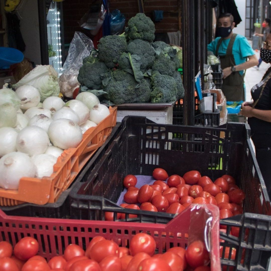 Inflación en México Baja a 4.88%; Precios de Jitomate y Cebolla Siguen al Alza