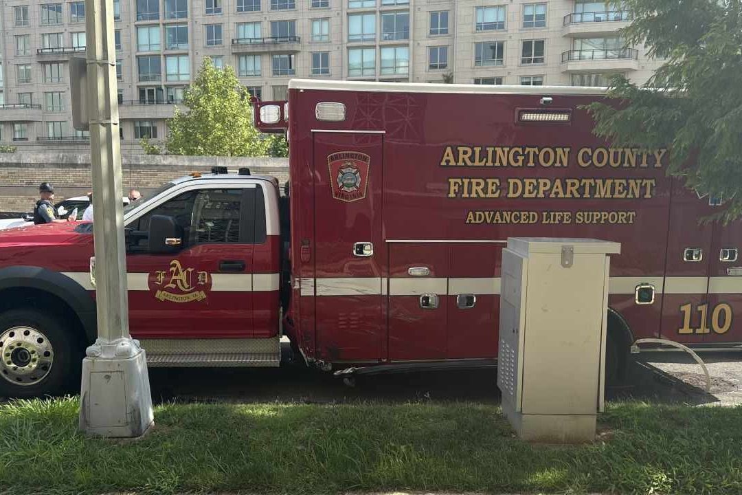 Hombre Embiste Autos y Roba Ambulancia para Fugarse en EUA