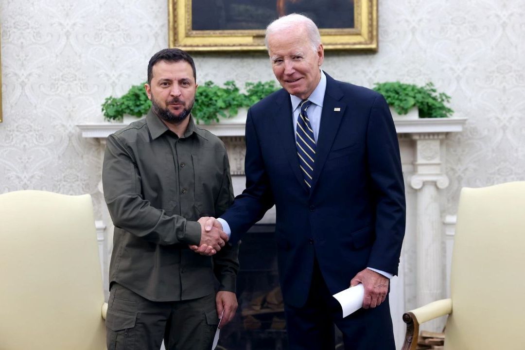 Joe Biden aseguró a su homólogo de Ucrania, Volodímir Zelenski, que su Gobierno le suministrará misiles de largo alcance ATACMS