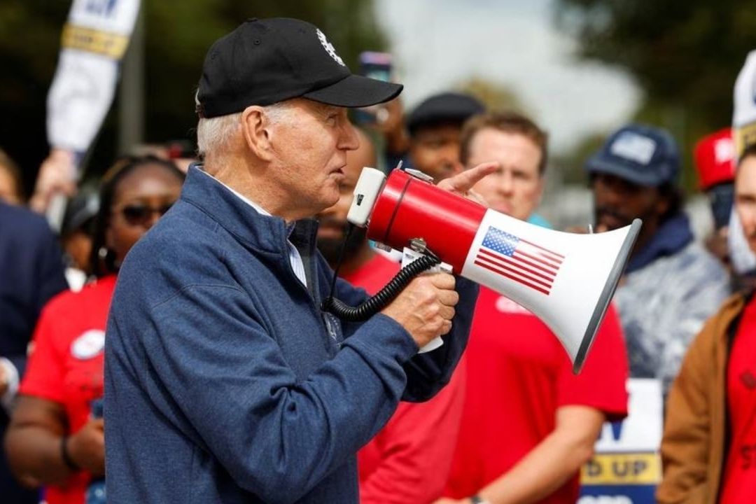 El Presidente de los Estados Unidos, Joe Biden, se une a miembros en huelga de United Auto Workers