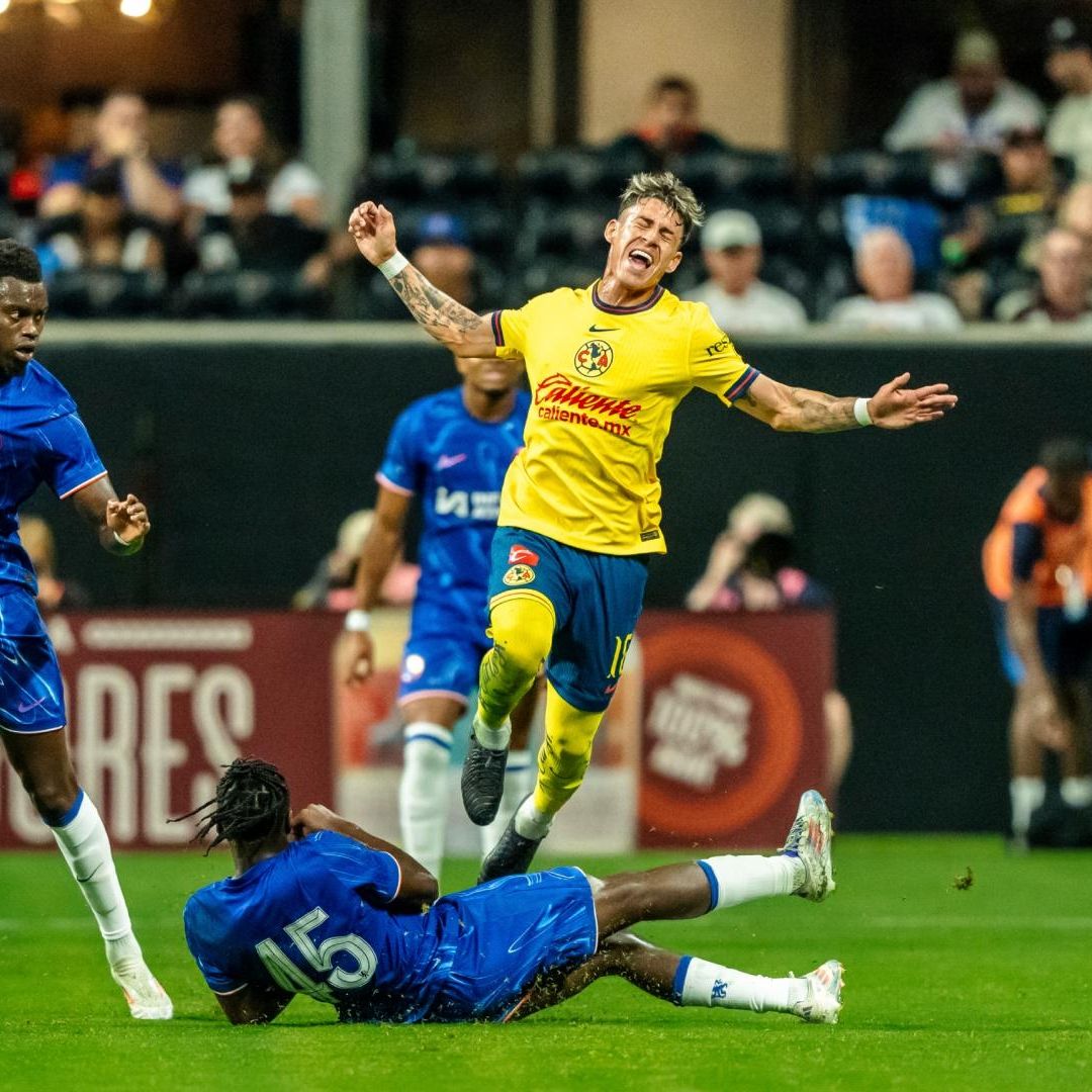 'Chicote' Calderón provocó el primer penal en contra para el América. Foto AP