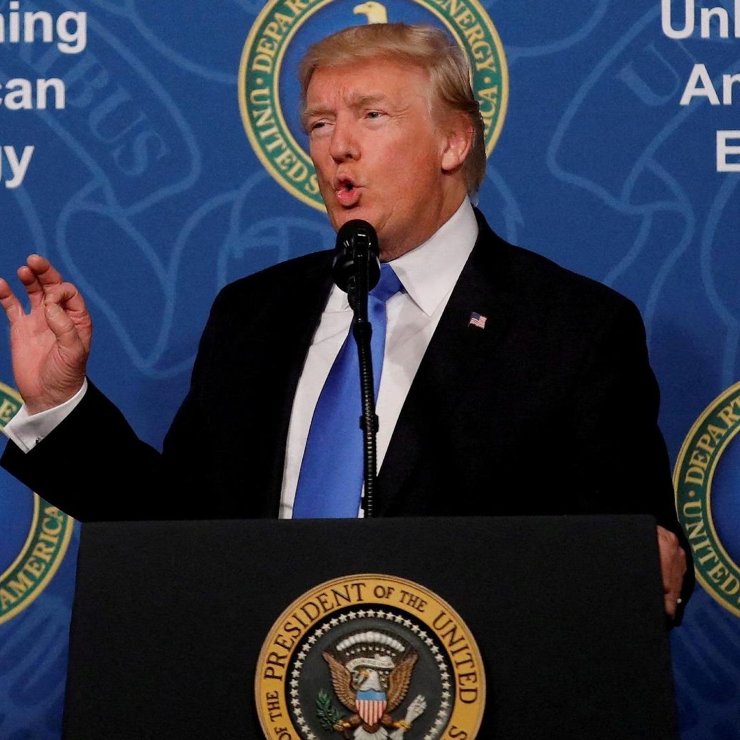 Donald Trump da discurso días antes de su ceremonia de investidura tras mandato intermedio de Biden.