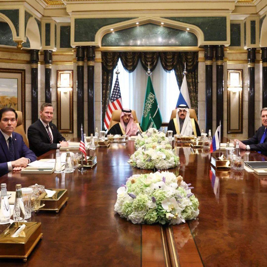 Delegaciones de Alto Nivel de EUA y Rusia Se Reúnen en Arabia Saudita