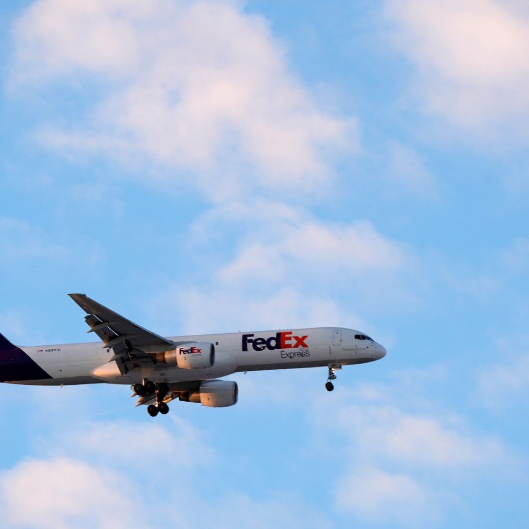 Avión de FedeEx aterriza de emergencia