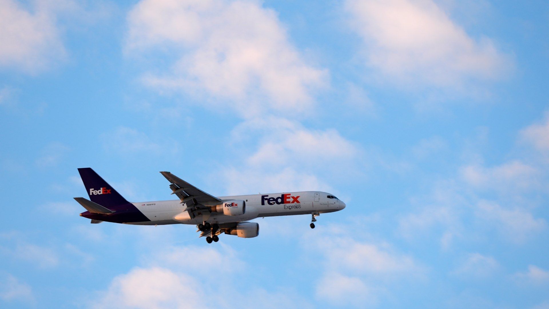 Avión de FedeEx aterriza de emergencia