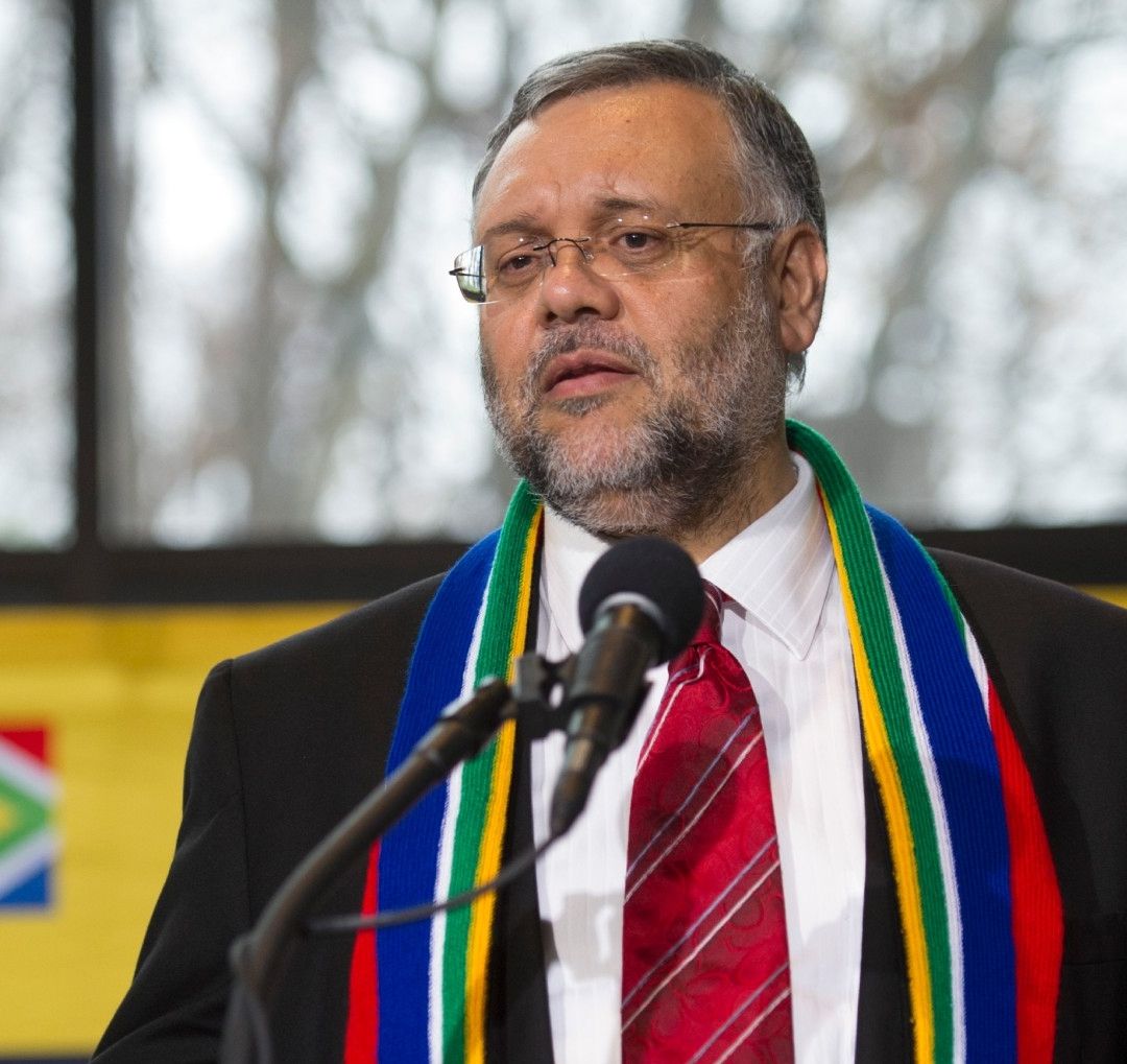 Ebrahim Rasool, embajador de Sudáfrica en EUA, fue acusado por Marco Rubio de ser “un político racista”.