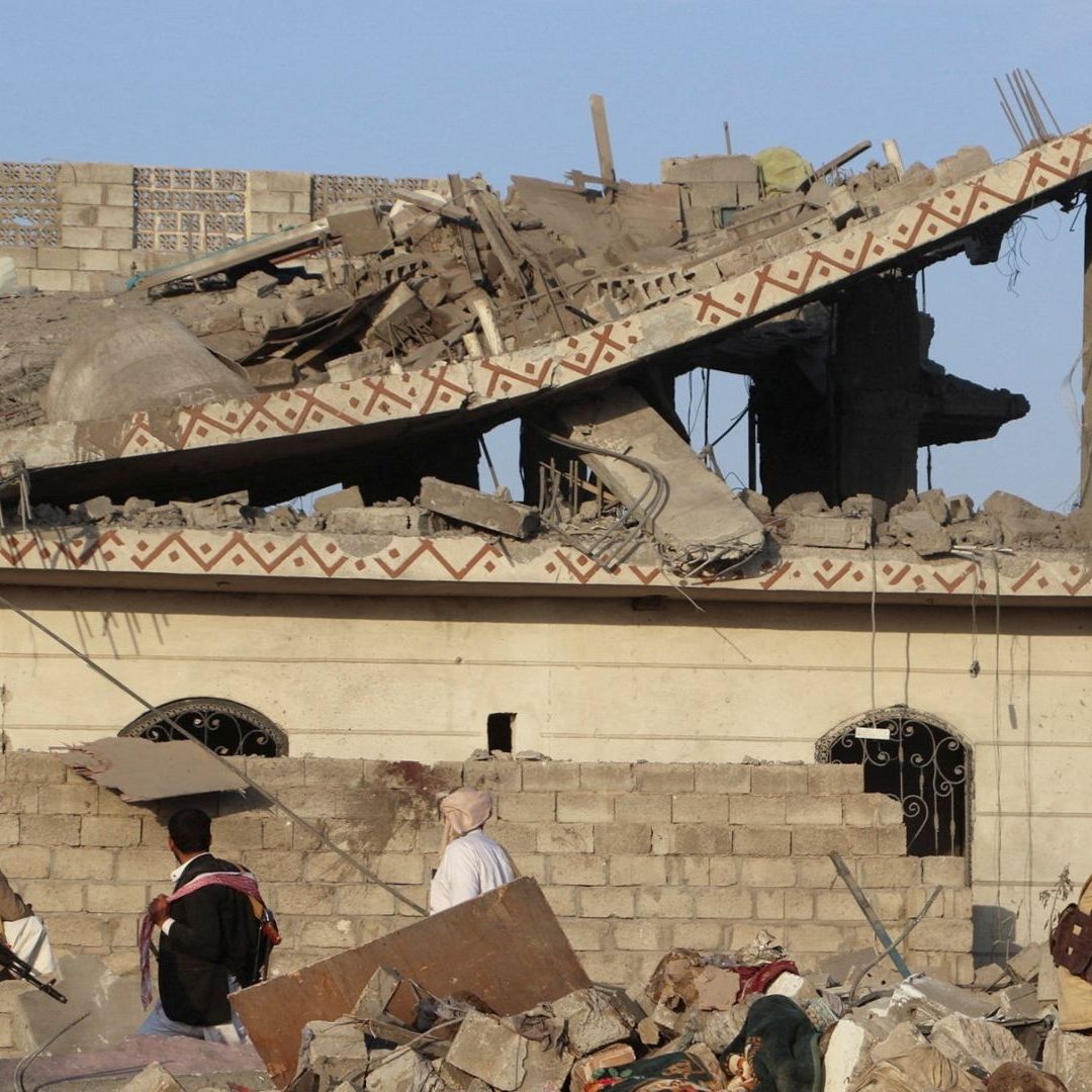 Personas entre los escombros de una casa alcanzada por un ataque estadounidense en Saada, Yemen