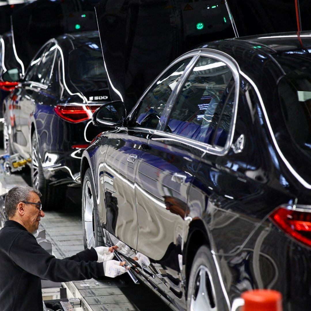 trabajador en armadora de autos