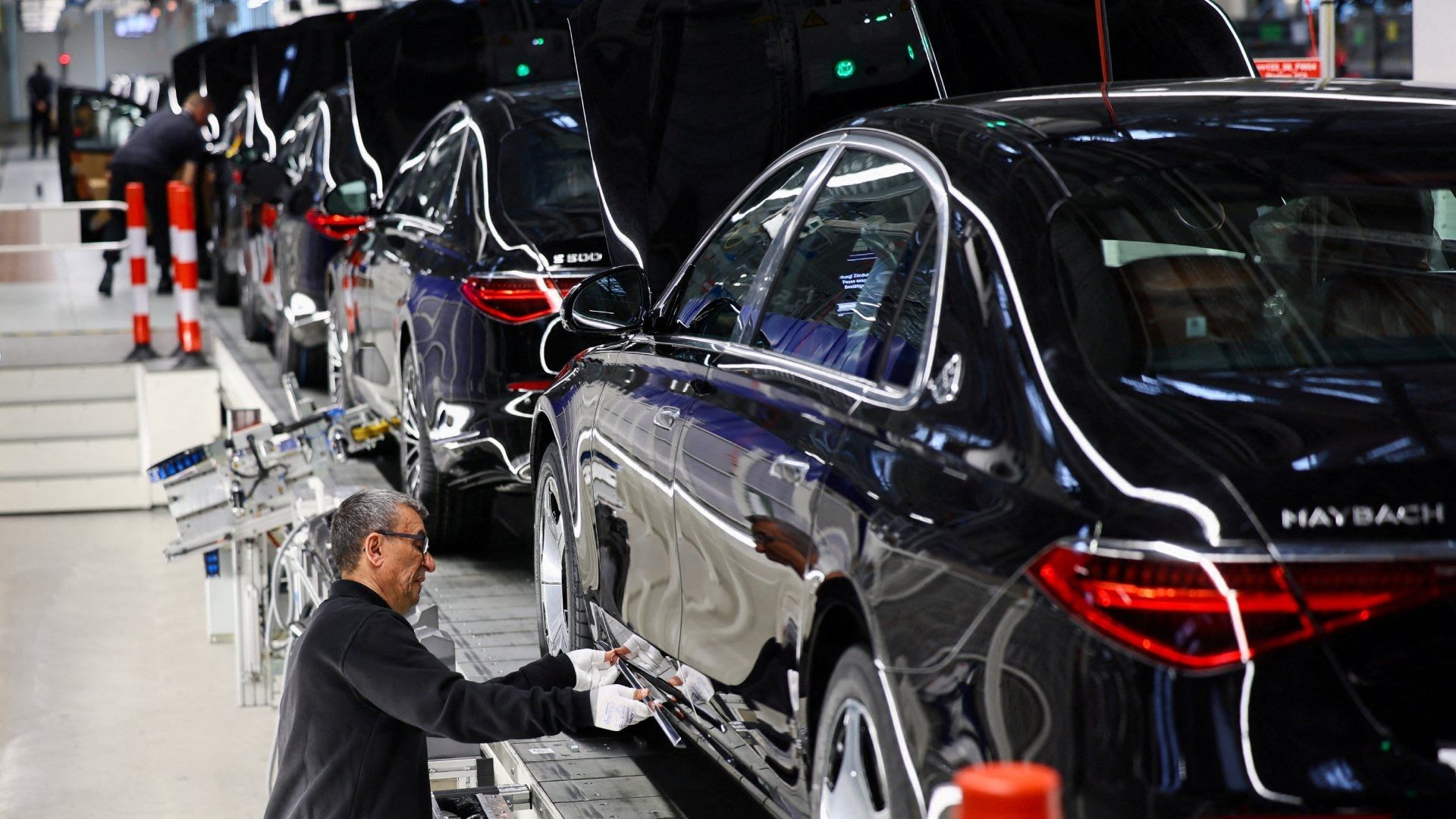 trabajador en armadora de autos