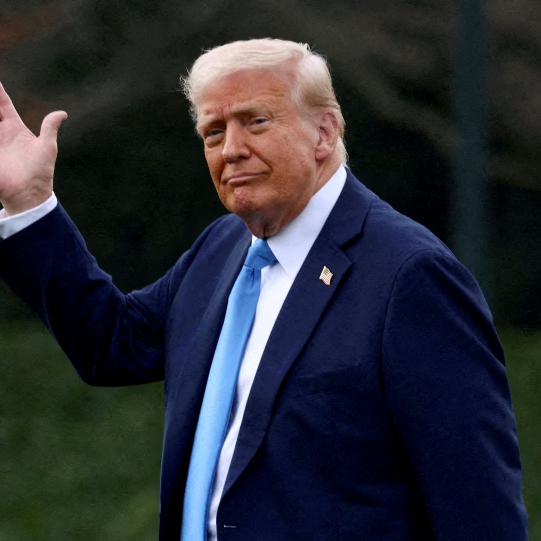 Donald Trump saluda antes de partir hacia Florida desde la Casa Blanca