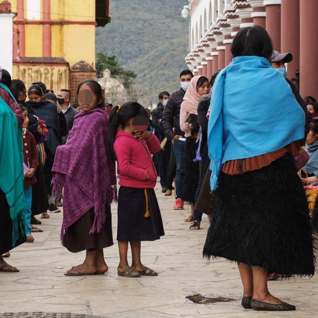 Personas en Chiapas se forman para recibir remesas provenientes de EUA